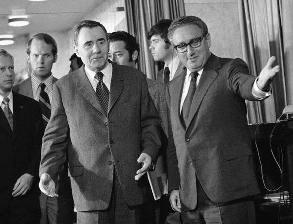 Госсекретарь США Генри Киссинджер и министр иностранных дел СССР Андрей Громыко в Женеве после завершения двухдневных переговоров, 11 июля 1975 года. Киссинджер и Громыко встречались здесь для переговоров во время мирной конференции по Ближнему Востоку.  - Sputnik Азербайджан
