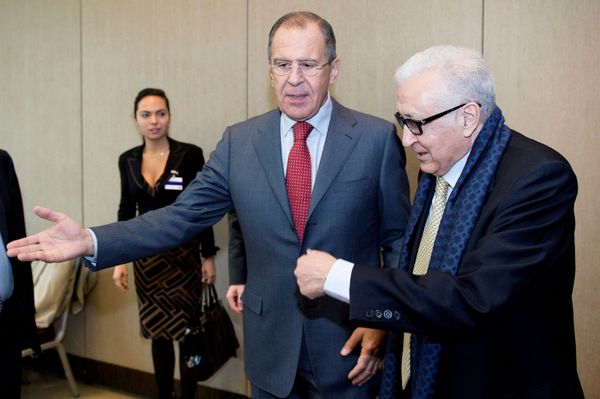 Министр иностранных дел России Сергей Лавров (в центре) разговаривает с посланником ООН и Лиги арабских государств по Сирии Лахдаром Брахими во время встречи в отеле Intercontinental в Женеве, 23 ноября 2013 года  - Sputnik Азербайджан