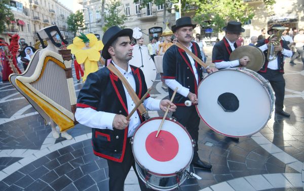 Bakıda keçiriləcək futbol üzrə Avropa çempionatının oyunlarına həsr olunmuş karnaval yürüşünün iştirakçıları. - Sputnik Азербайджан