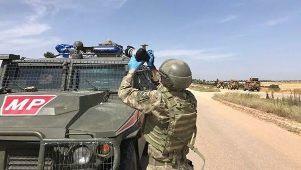 Российские и турецкие военные во время совместного патрулирования в провинции Идлиб - Sputnik Азербайджан