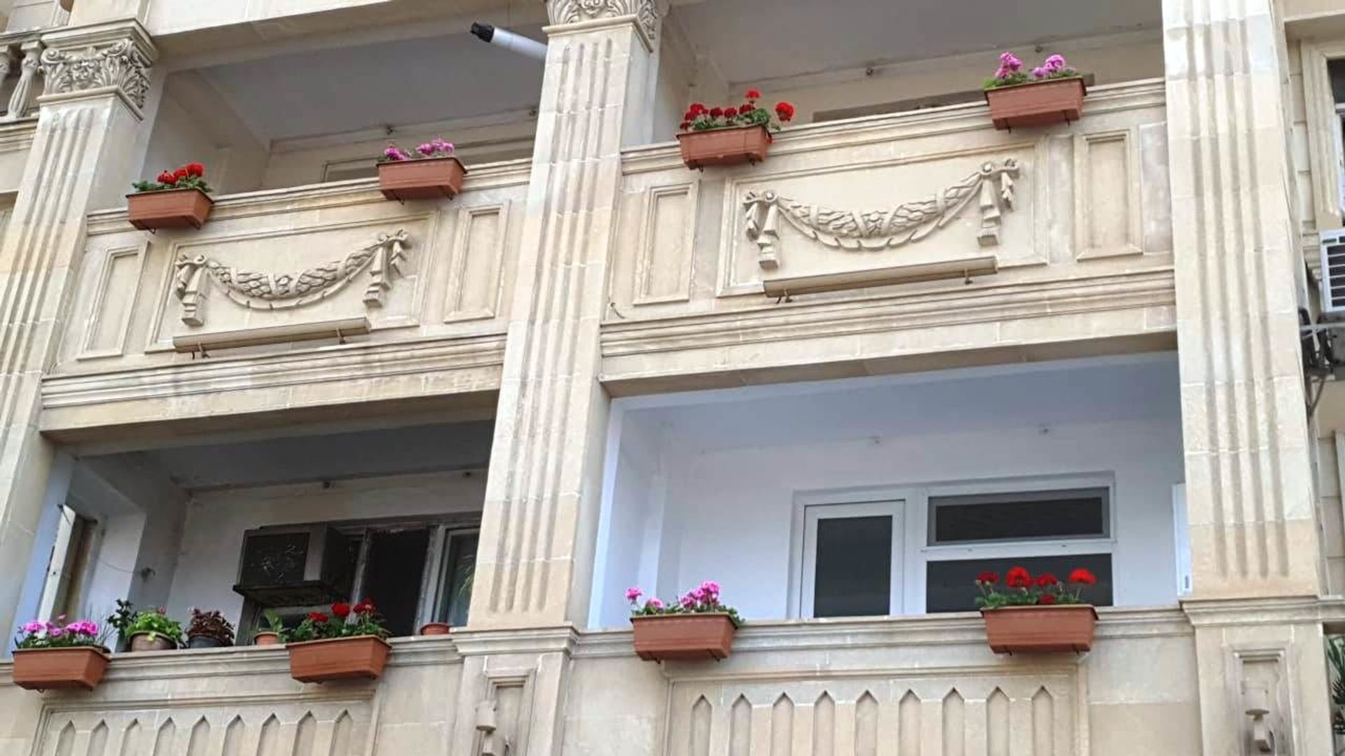 Власти Баку украшают балконы цветами: вся надежда - на совесть жильцов - Sputnik Азербайджан, 1920, 10.06.2021