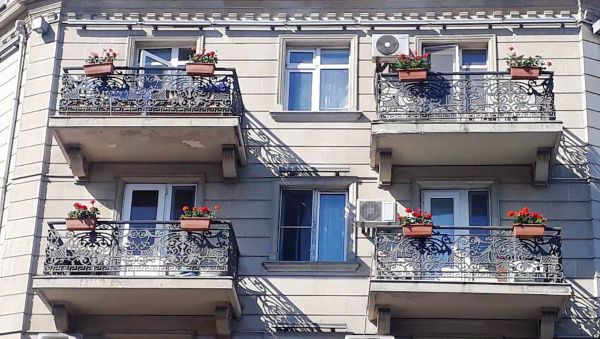 BŞİH binaların eyvanlarına gül dibçəkləri yerləşdirib - Sputnik Азербайджан