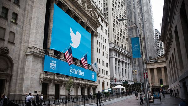  Логотип Twitter на баннере возле Нью-Йоркской фондовой биржи, фото из архива - Sputnik Азербайджан