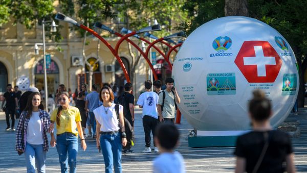 Уличная инсталляция с символикой чемпионата Европы по футболу ЕВРО-2020 в Баку. - Sputnik Азербайджан