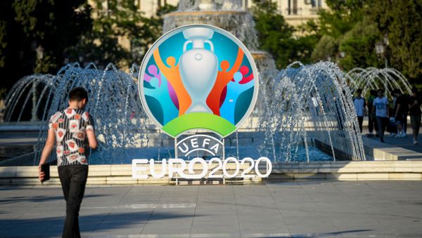 Уличная инсталляция с символикой чемпионата Европы по футболу ЕВРО-2020 в Баку - Sputnik Азербайджан