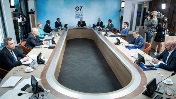 Лидеры G7 и их гости на рабочем заседании во время саммита G7 в Карбис-Бэй, Корнуолл, 12 июня 2021 года. - Sputnik Азербайджан