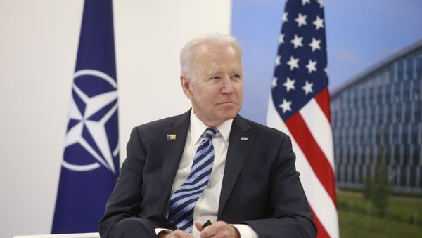Президент США Джо Байден на встрече с генеральным секретарем НАТО Йенсом Столтенбергом во время саммита НАТО в штаб-квартире Североатлантического союза в Брюсселе, Бельгия, 14 июня 2021 г.  - Sputnik Азербайджан