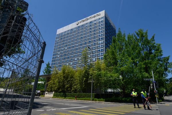 Охранники рядом с отелем Intercontinental в Женеве. - Sputnik Азербайджан