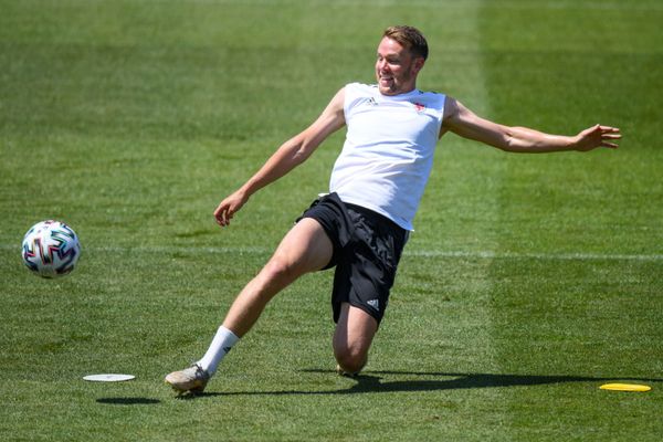 Игрок сборной Уэльса на тренировке перед матчем группового этапа чемпионата Европы по футболу 2020. - Sputnik Азербайджан