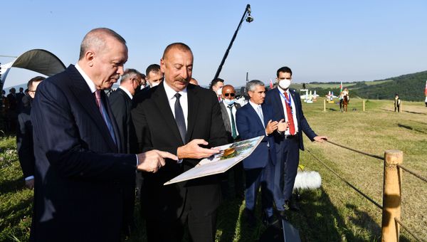 Президенты Ильхам Алиев и Реджеп Тайип Эрдоган с супругами присутствовали на показе композиции Музыкальное наследие и карабахские кони на Джыдыр дюзю - Sputnik Азербайджан