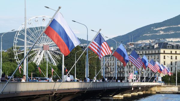 Rusiya Dövlət Başçısı Vladimir Putin və ABŞ Prezidenti Joe Biden zirvəsi ərəfəsində Cenevrədəki Monblan körpüsündə Rusiya və ABŞ bayraqları - Sputnik Азербайджан