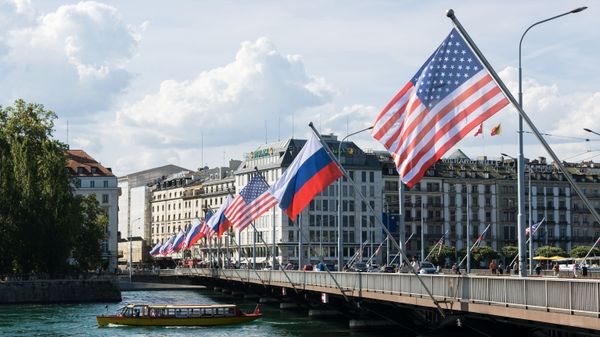 Rusiya Dövlət Başçısı Vladimir Putin və ABŞ Prezidenti Joe Biden zirvəsi ərəfəsində Cenevrədəki Monblan körpüsündə Rusiya və ABŞ bayraqları - Sputnik Азербайджан