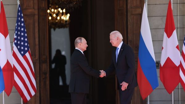 Президент РФ Владимир Путин и президент США Джо Байден (справа) во время встречи в Женеве на вилле Ла Гранж. 16 июня 2021. - Sputnik Азербайджан