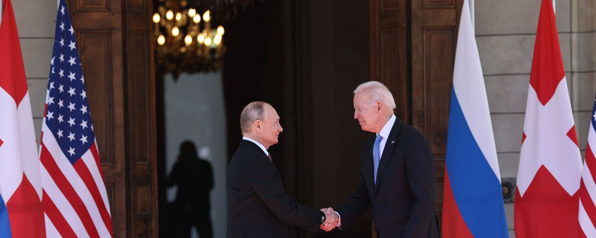 Президент РФ Владимир Путин и президент США Джо Байден, фото из архива - Sputnik Азербайджан, 1920, 07.12.2021