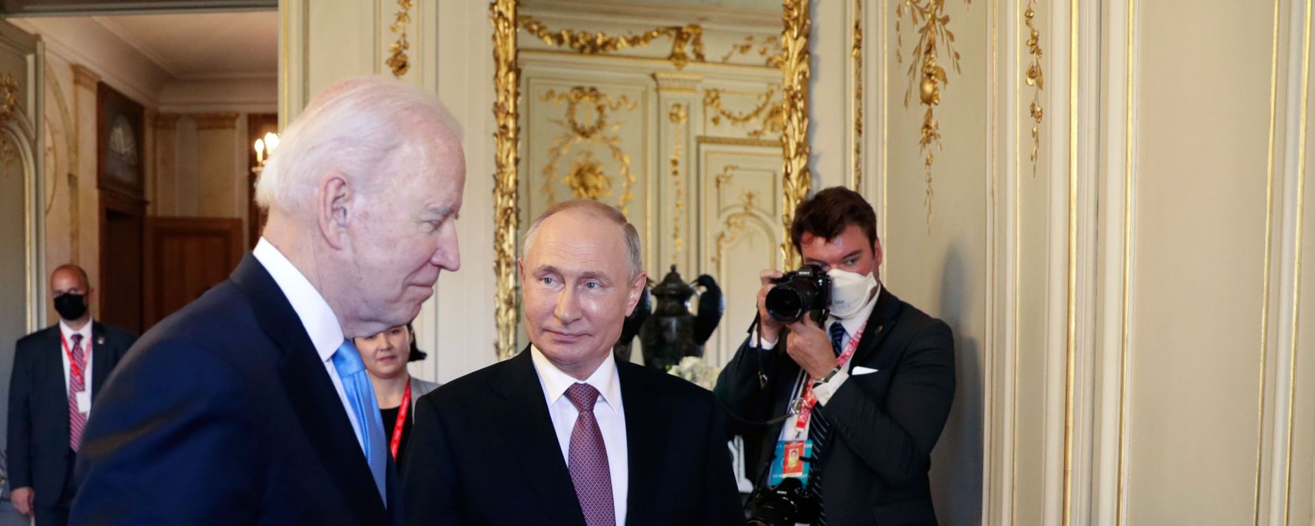 Президент РФ Владимир Путин и президент США Джо Байден (слева) перед началом российско-американских переговоров в расширенном составе на вилле Ла Гранж в Женеве - Sputnik Азербайджан, 1920, 06.12.2021
