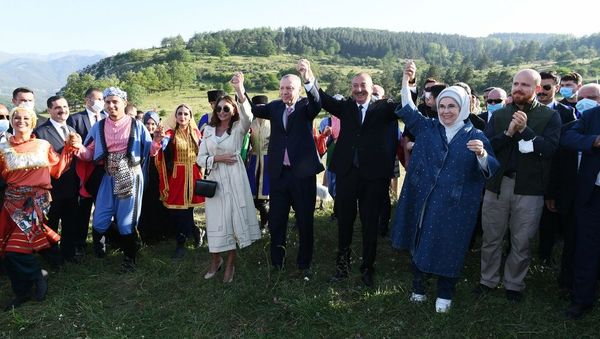 Танцы на Джыдыр дюзю, карабахский скакун и Шушинская декларация: итоги визита Эрдогана - Sputnik Азербайджан