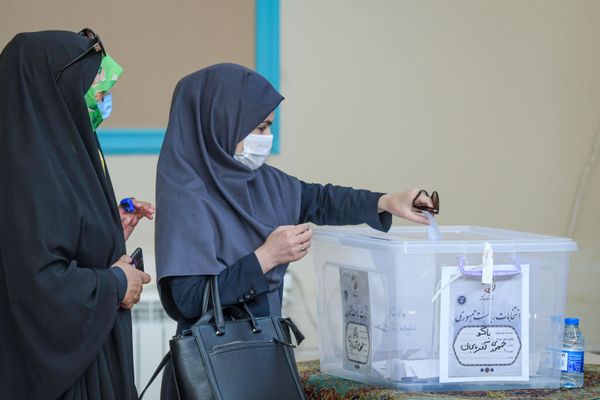 İran vətəndaşlarının Bakıda səsverməsi. 18 iyun 2021-ci il. - Sputnik Азербайджан