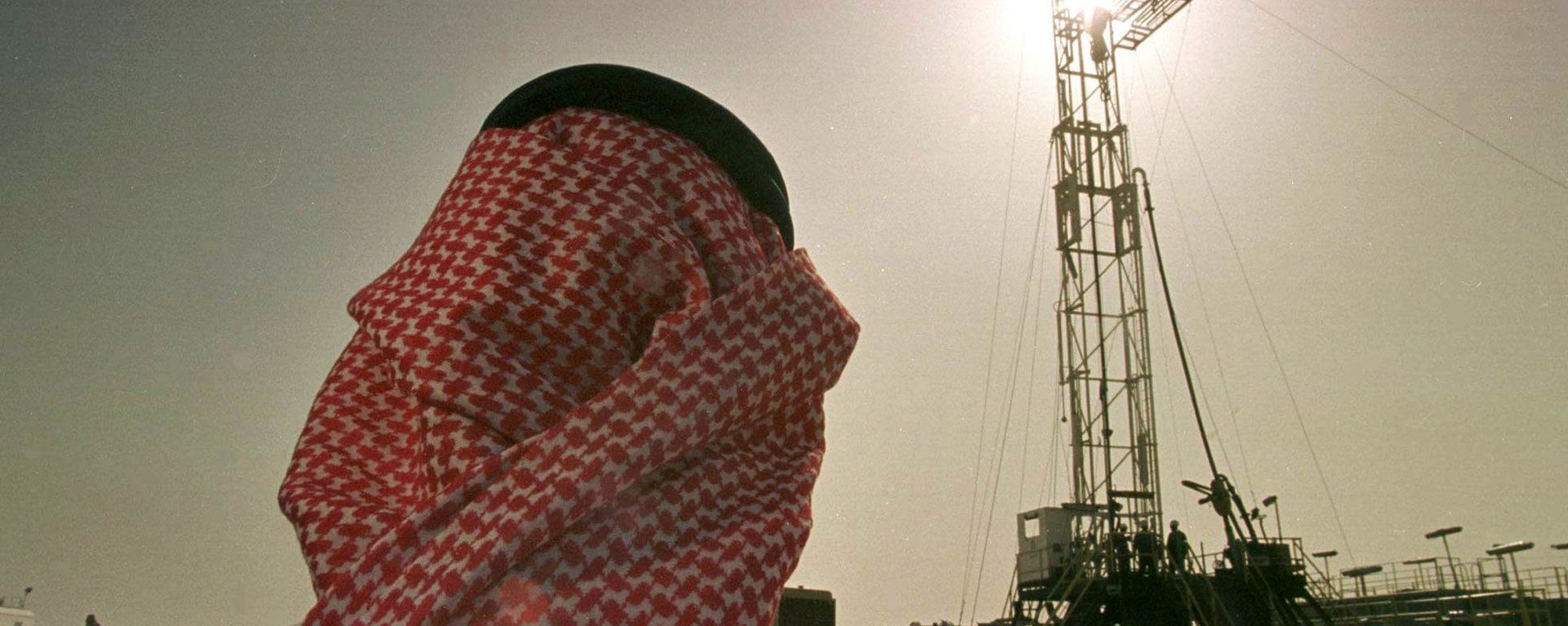 Cотрудник саудовской нефтяной компании Aramco на нефтяном месторождении Аль-Хаута, Саудовская Аравия - Sputnik Азербайджан, 1920, 26.11.2024
