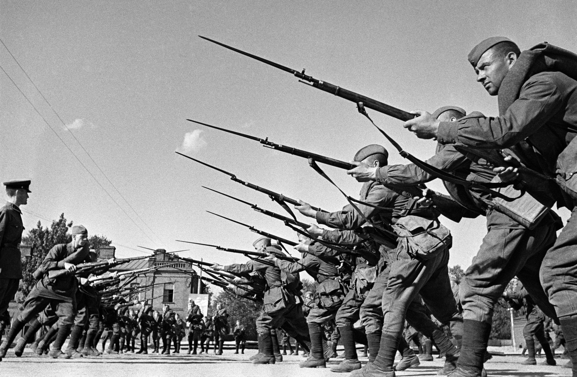Великая Отечественная война 1941-1945 гг. Обучение бойцов перед отправкой на фронт. Казармы Н-ского полка им. Ворошилова. Москва, август 1941 год. - Sputnik Азербайджан, 1920, 27.01.2023