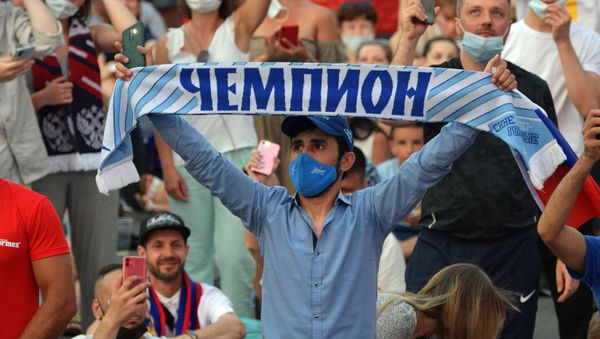 Болельщики смотрят трансляцию матча Чемпионата Европы по футболу в фан-зоне на Конюшенной площади в Санкт-Петербурге. - Sputnik Азербайджан