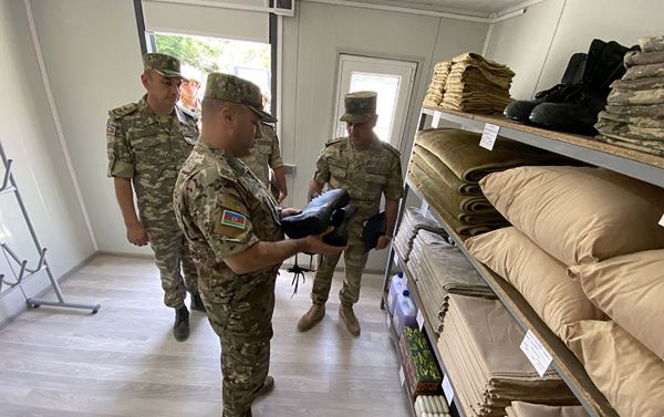 Генерал-майор Маис Бархударов в воинской части модульного типа на освобожденных территориях Азербайджана - Sputnik Азербайджан