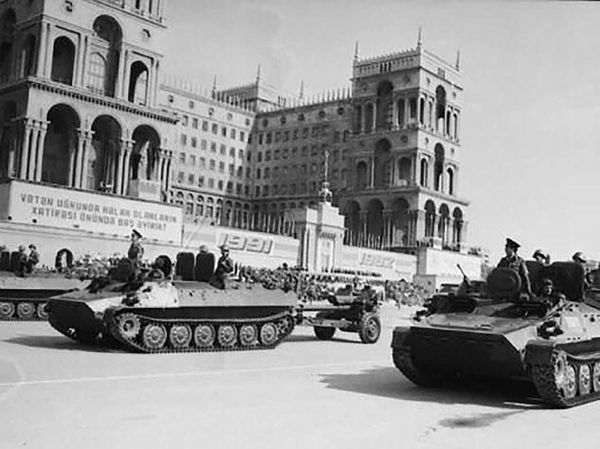 Müstəqil Azərbaycan Respublikası dövründə ilk hərbi paradı 1992-ci ilin oktyabrın 9-da baş tutub. - Sputnik Азербайджан