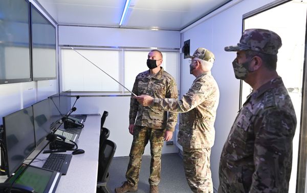 Президент Ильхам Алиев ознакомился с условиями, созданными в новом военном городке ВВС и служебных квартирах для семей военнослужащих
Президент Ильхам Алиев ознакомился с условиями, созданными в новом военном городке ВВС и служебных квартирах для семей военнослужащих
- Sputnik Азербайджан