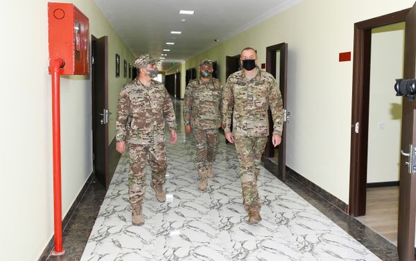 Президент Ильхам Алиев ознакомился с условиями, созданными в новом военном городке ВВС и служебных квартирах для семей военнослужащих
Президент Ильхам Алиев ознакомился с условиями, созданными в новом военном городке ВВС и служебных квартирах для семей военнослужащих
- Sputnik Азербайджан