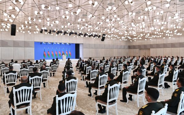 Президент Ильхам Алиев встретился с группой руководителей и личного состава Азербайджанской армии Президент Ильхам Алиев встретился с группой руководителей и личного состава Азербайджанской армии - Sputnik Азербайджан