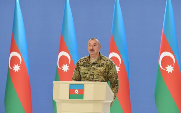 Президент Ильхам Алиев встретился с группой руководителей и личного состава Азербайджанской армии Президент Ильхам Алиев встретился с группой руководителей и личного состава Азербайджанской армии - Sputnik Азербайджан