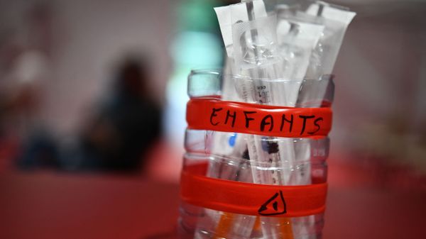 Шприцы, наполненные вакциной Pfizer / BioNtech, фото из архива - Sputnik Азербайджан