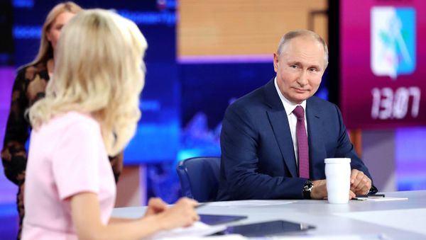 Прямая линия с президентом РФ Владимиром Путиным - Sputnik Азербайджан