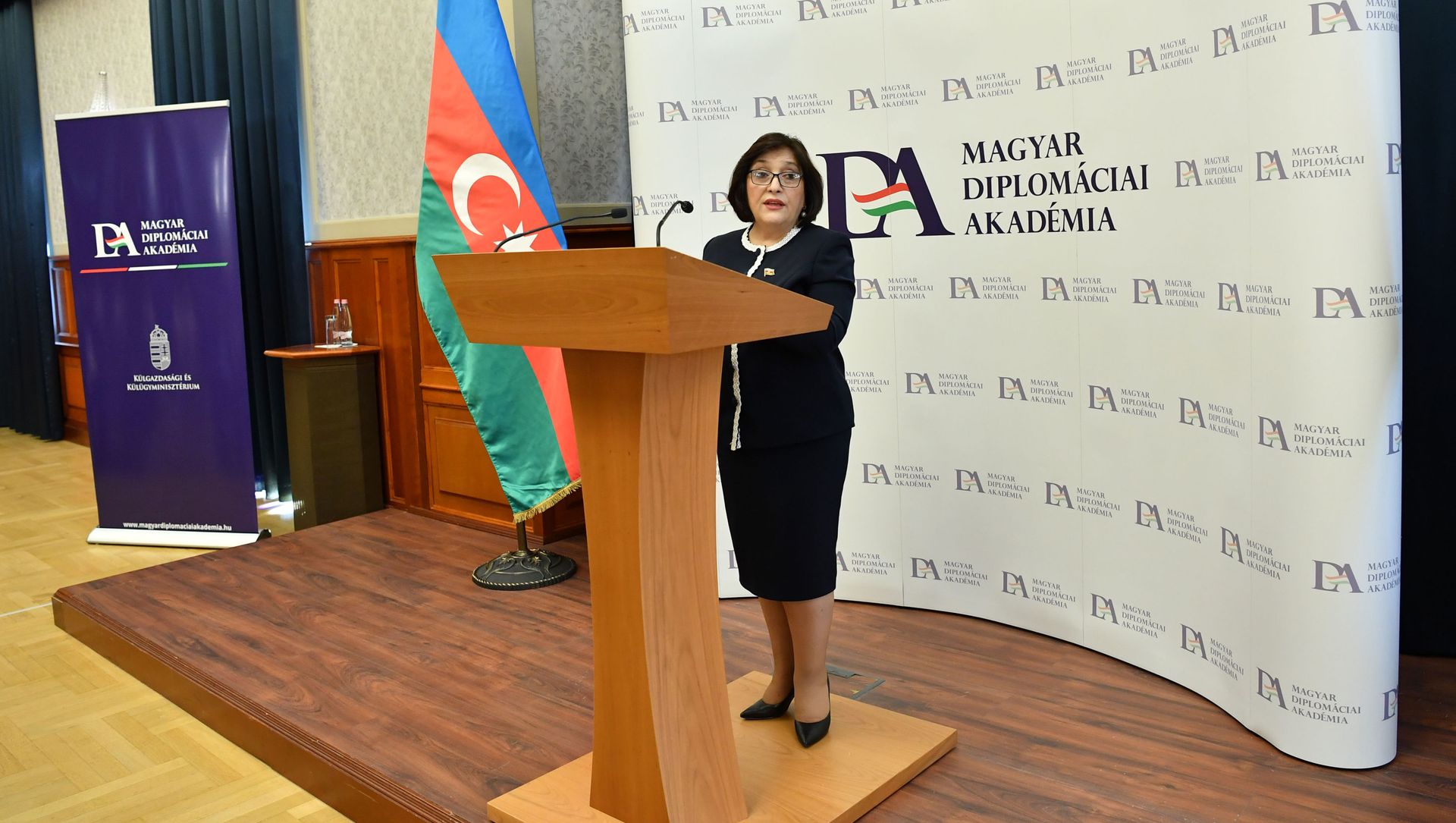 Sədri Sahibə Qafarovanın başçılığı ilə Azərbaycan parlamentinin nümayəndə heyəti Macarıstan Diplomatik Akademiyasında Sədri Sahibə Qafarovanın başçılığı ilə Azərbaycan parlamentinin nümayəndə heyəti Macarıstan Diplomatik Akademiyasında - Sputnik Азербайджан, 1920, 01.07.2021