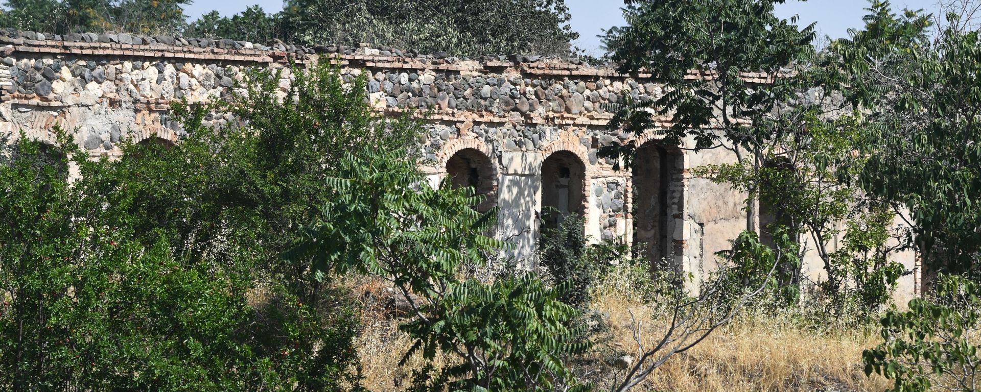 Разрушенное здание в Агдаме, фото из архива - Sputnik Азербайджан, 1920, 07.09.2021