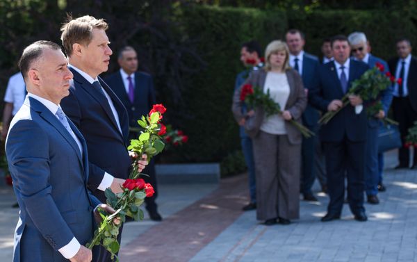Министр здравоохранения России Михаил Мурашко на Аллее Почетного захоронения в Баку - Sputnik Азербайджан