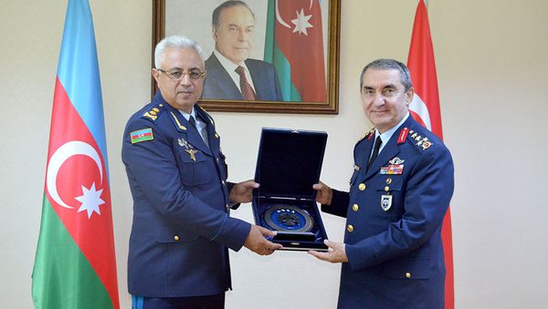  Hərbi Hava Qüvvələrinin (HHQ) komandanı general-leytenant Ramiz Tahirov Azərbaycanda işgüzar səfərdə olan Türkiyə Respublikasının Hərbi Hava Qüvvələrinin komandanı ordu generalı Hasan Küçükakyüzün rəhbərlik etdiyi nümayəndə heyəti ilə görüşüb - Sputnik Азербайджан