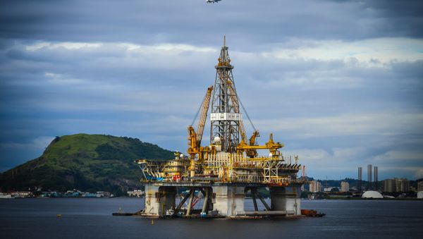 Полупогружная нефтяная буровая платформа. - Sputnik Азербайджан