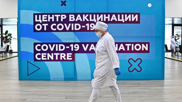 Moskvadakı Lujniki stadionundakı COVID-19 mərkəzində tibb işçisi - Sputnik Азербайджан