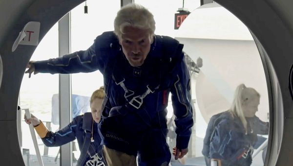Ричард Брэнсон и члены экипажа Virgin Galactic входят в пассажирский ракетный самолет компании VSS Unity, США - Sputnik Азербайджан