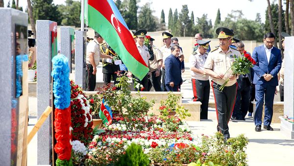 Müdafiə Nazirliyinin rəhbərliyi İkinci Şəhidlər xiyabanını ziyarət edib - Sputnik Азербайджан
