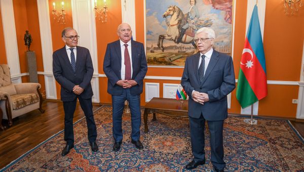 Посол РФ в АР Михаил Бочарников, директор Азербайджанского государственного академического русского драматического театра Адалет Гаджиев и главный режиссер театра Александр Шаровский - Sputnik Азербайджан