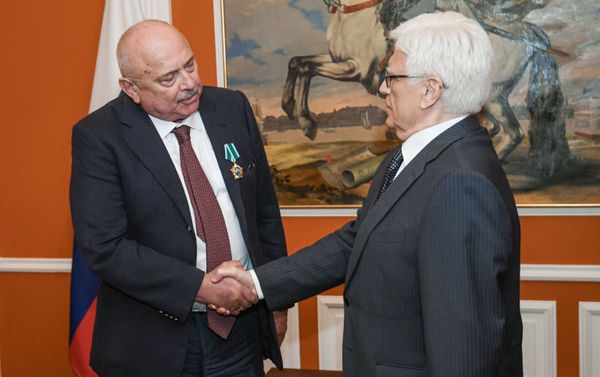 Посол РФ в АР Михаил Бочарников и главный режиссер Азербайджанского государственного академического русского драматического театра Александр Шаровский - Sputnik Азербайджан
