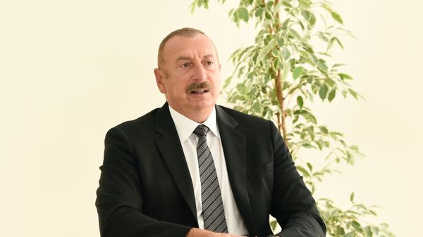 Президент Ильхам Алиев принял участие в церемонии предоставления квартир и автомобилей семьям шехидов и инвалидам войны в поселке Ходжасан - Sputnik Азербайджан