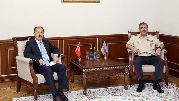 Müdafiə naziri general-polkovnik Zakir Həsənov Türkiyənin Azərbaycandakı səfiri Cahit Bağçı ilə görüşüb - Sputnik Азербайджан