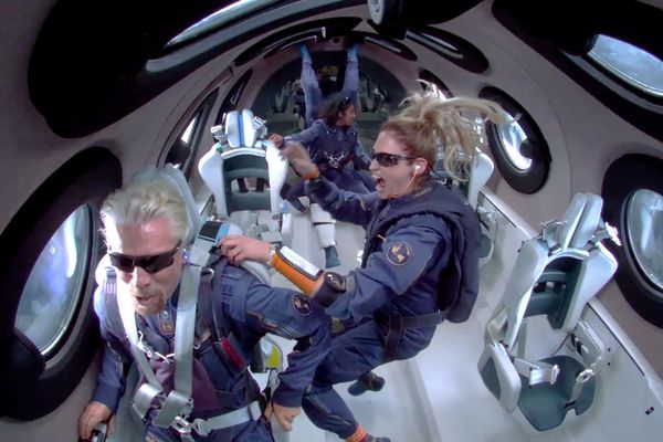 Миллиардер Ричард Брэнсон с экипажем на борту ракетоплана VSS Unity компании Virgin Galactic  - Sputnik Азербайджан