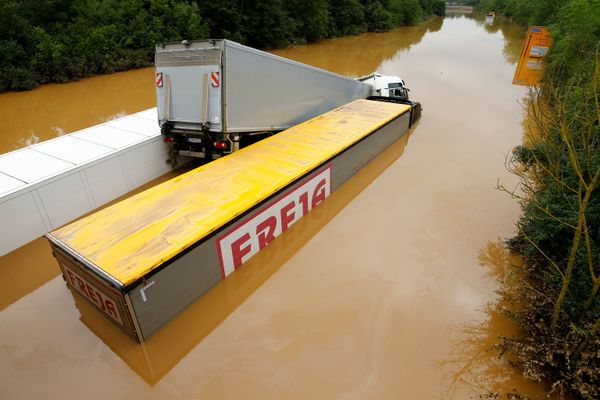 Грузовики на затопленной улице после проливных дождей в Эрфтштадте, Германия - Sputnik Азербайджан