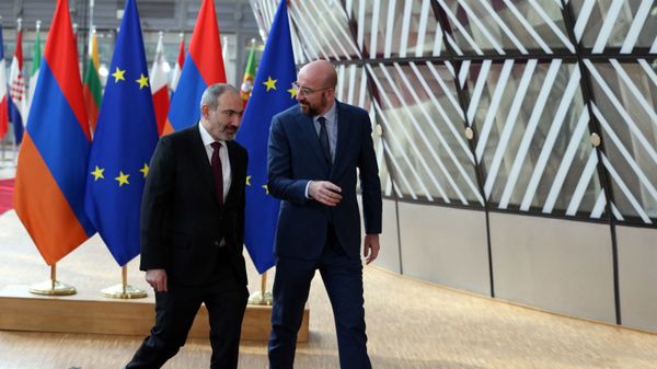 Президент Европейского совета Шарль Мишель (справа) приветствует премьер-министра Армении Никола Пашиняна перед встречей в здании Европейского совета в Брюсселе, 9 марта 2021 года - Sputnik Азербайджан