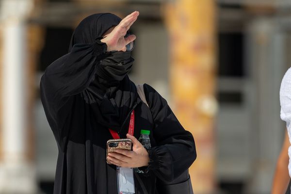 Женщина-паломница жестом исполняет таваф вокруг Каабы в Большой мечети, Саудовская Аравия - Sputnik Азербайджан