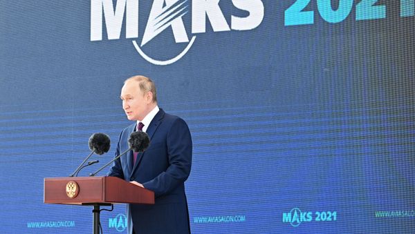 Rusiya prezidenti Vladimir Putin MAKS-2021 aviasalounun açlışında, 20 iyul 2021-ci il - Sputnik Азербайджан