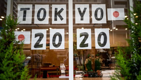 Надпись Токио-2020 на здании отеля в Токио - Sputnik Азербайджан